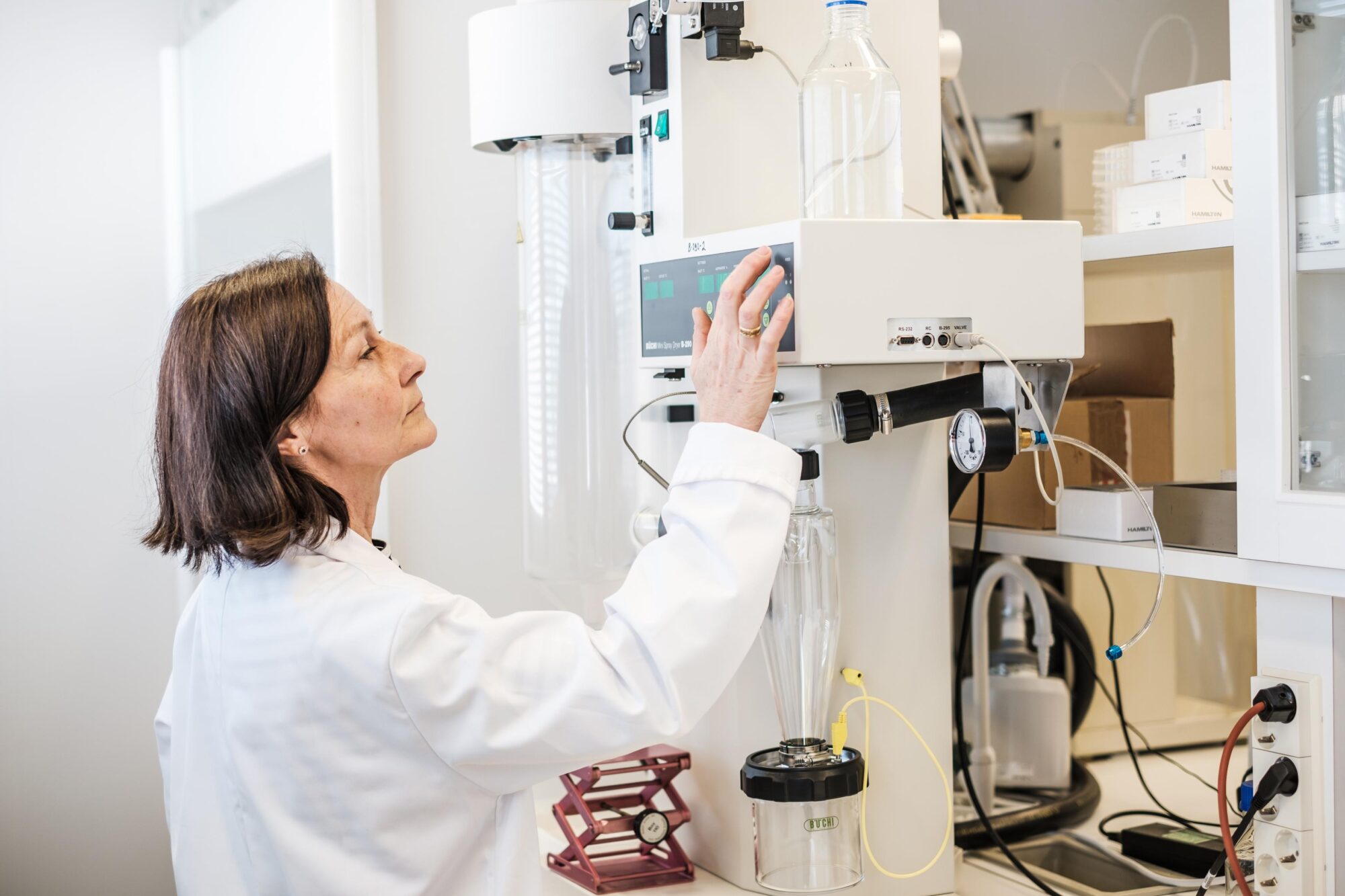 Lääketutkija katsoo mittaustuloksia elektronisen laitteen näytöltä.