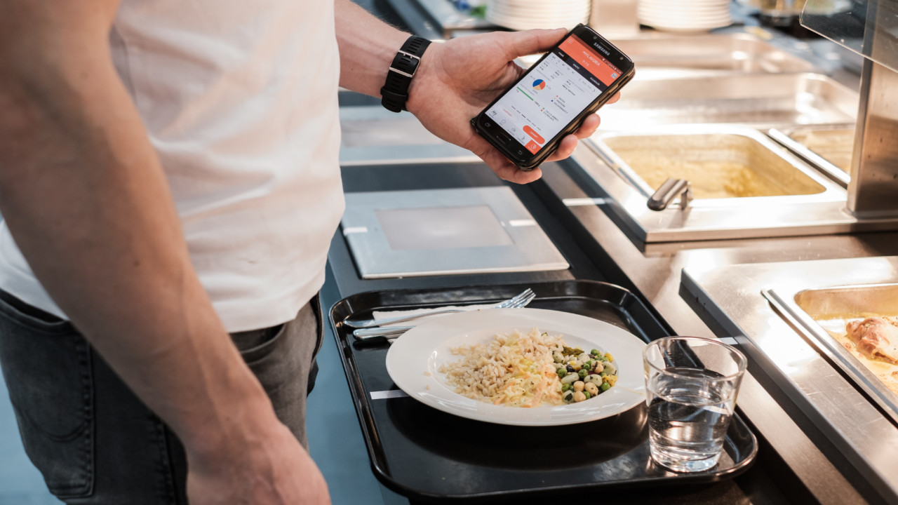 Käyttäjä katsoo ruokalinjastolla valitsemansa ruoan tietoja mobiilipalvelusta.