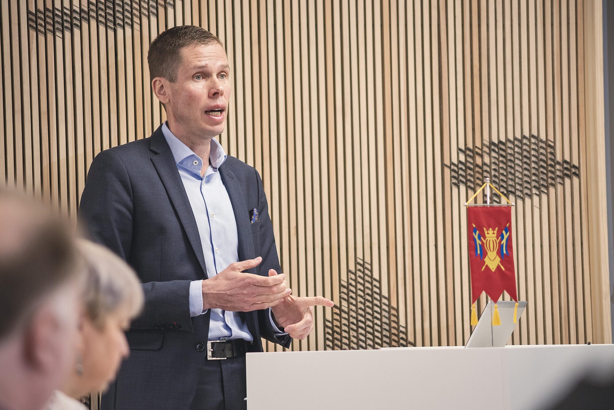 edunvalvontajohtaja puhuu kokouksessa