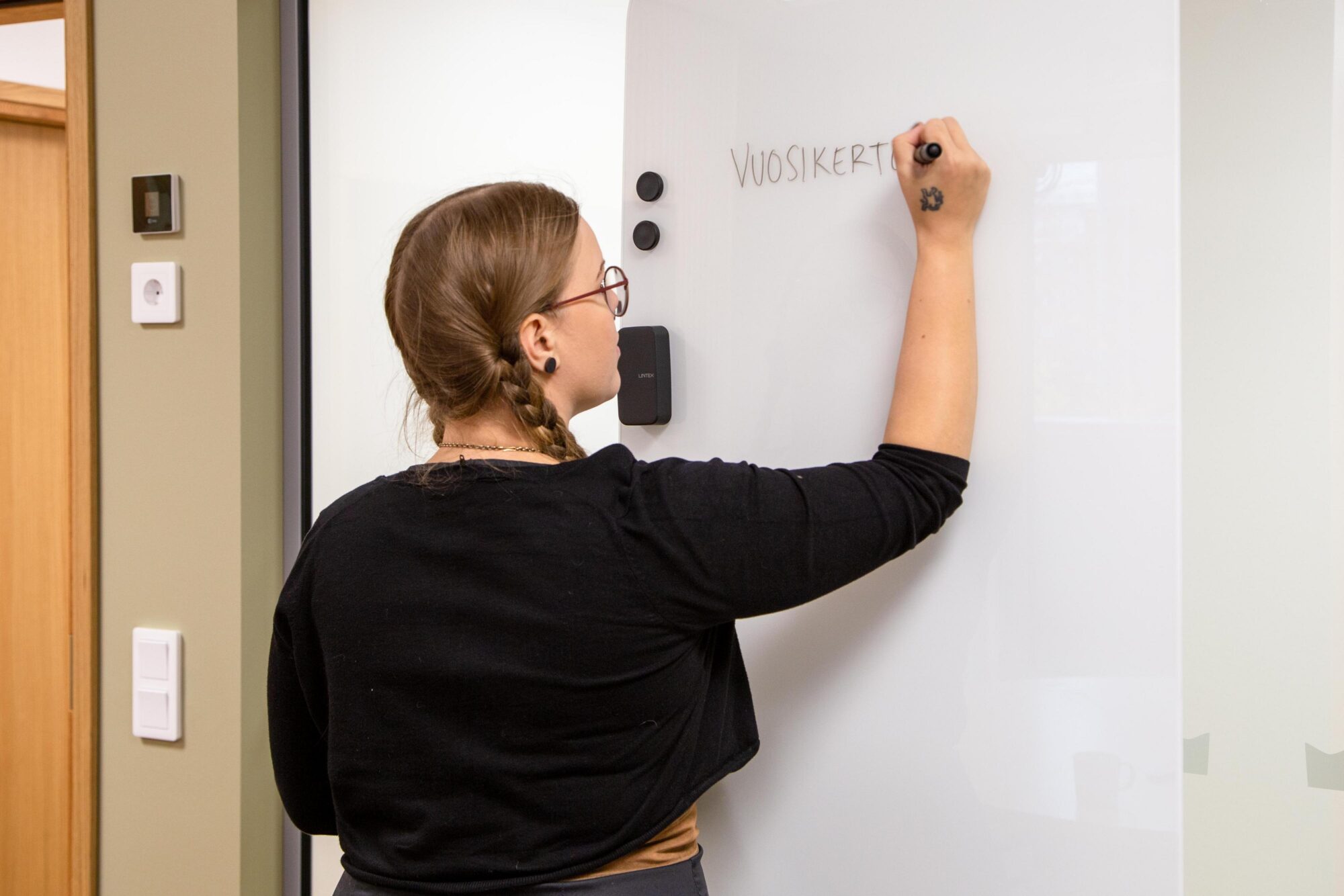 taululle kirjoitetaan tekstiä