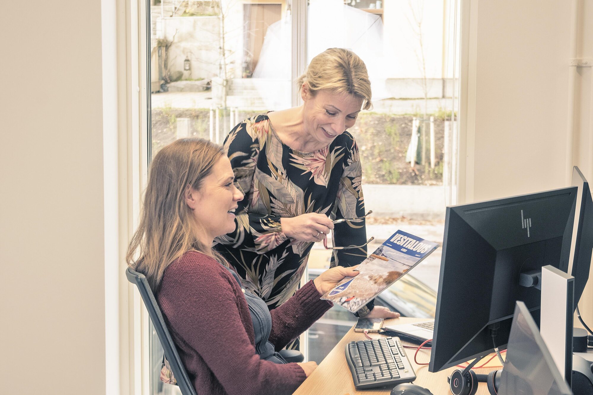 hallintojohtaja ja toimialapäällikkö työpisteellä