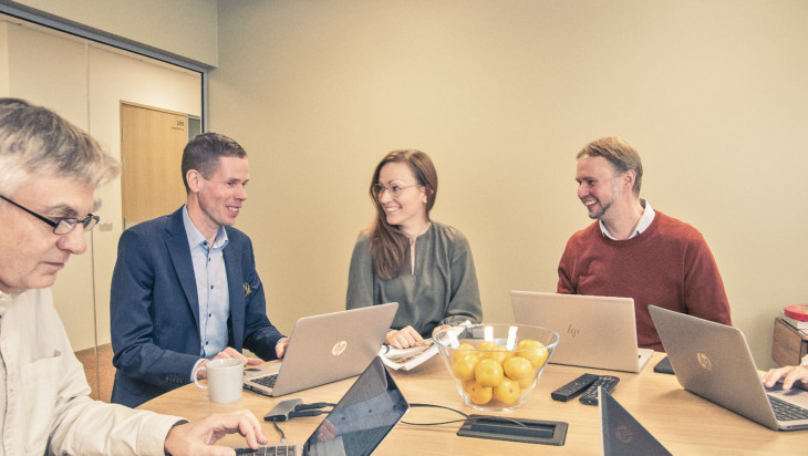 liiton henkilökuntaa kokouksessa