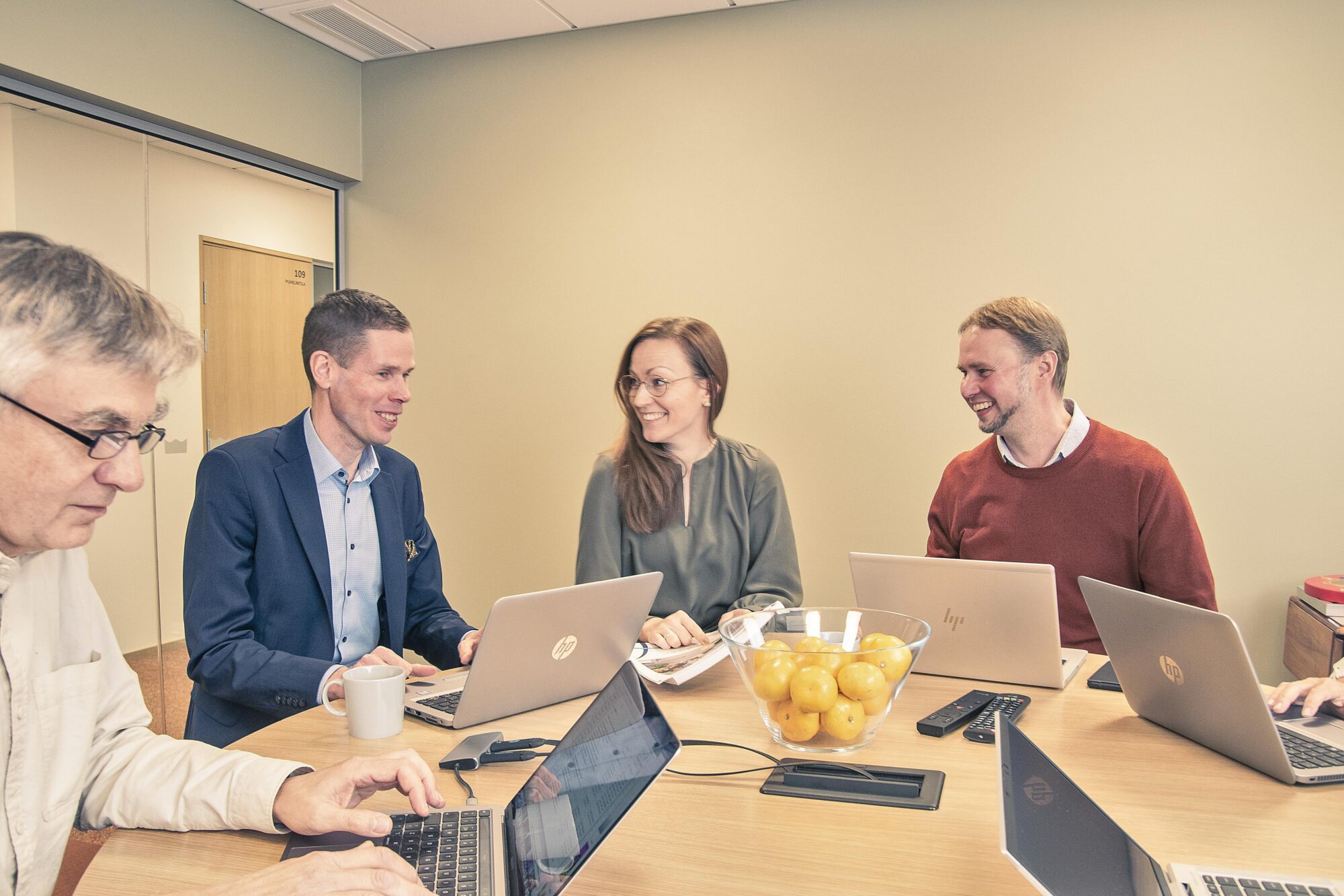 liiton henkilökuntaa kokouksessa