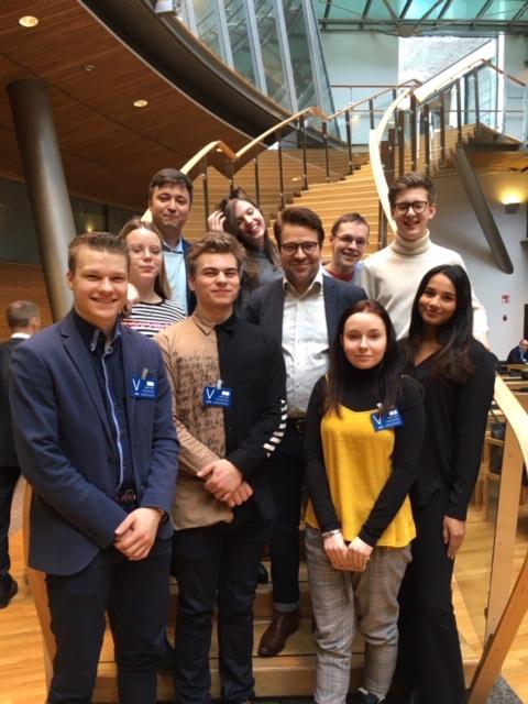 Vaikuttajakoulun nuoret pikkuparlamentin portailla yhdessä MEP Ville Niinistön kanssa.