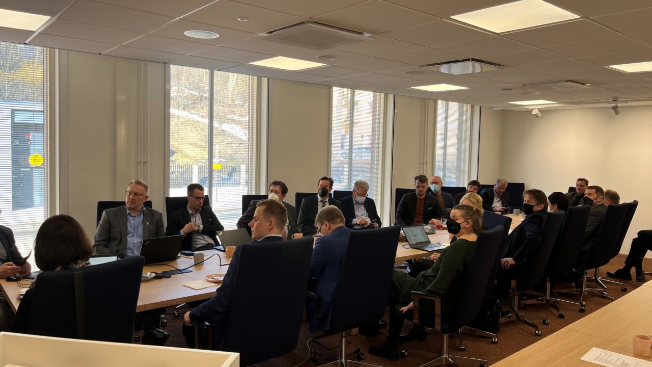 Varsinais-Suomen kunnanjohtajat kokoustamassa maakunnan liiton virastolla.