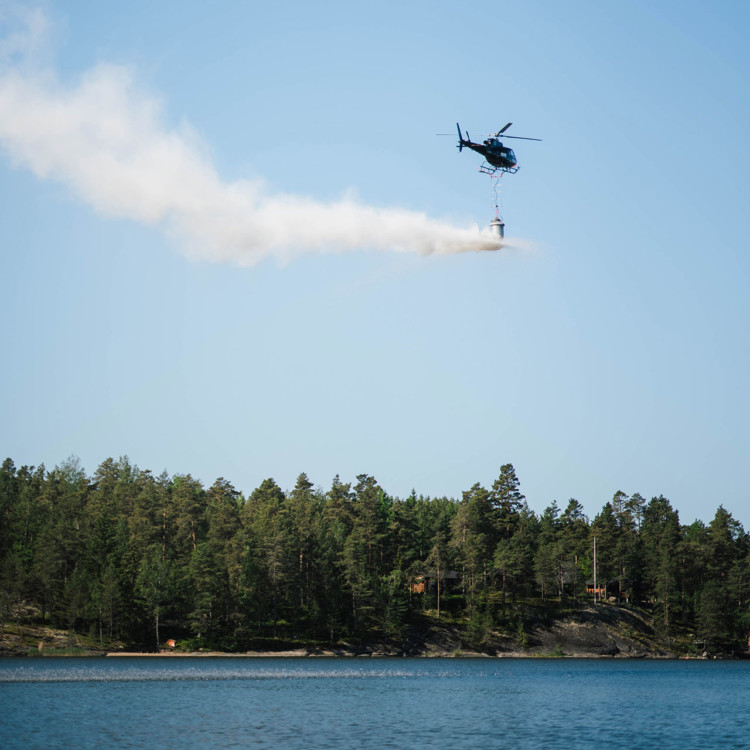 Pelastushelikopteri pörrää ilmassa veden yllä