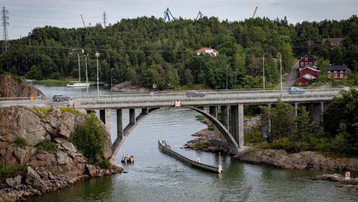 Kuva Ukko-Pekan sillasta Naantalissa. Taustalla telakan nosturit.