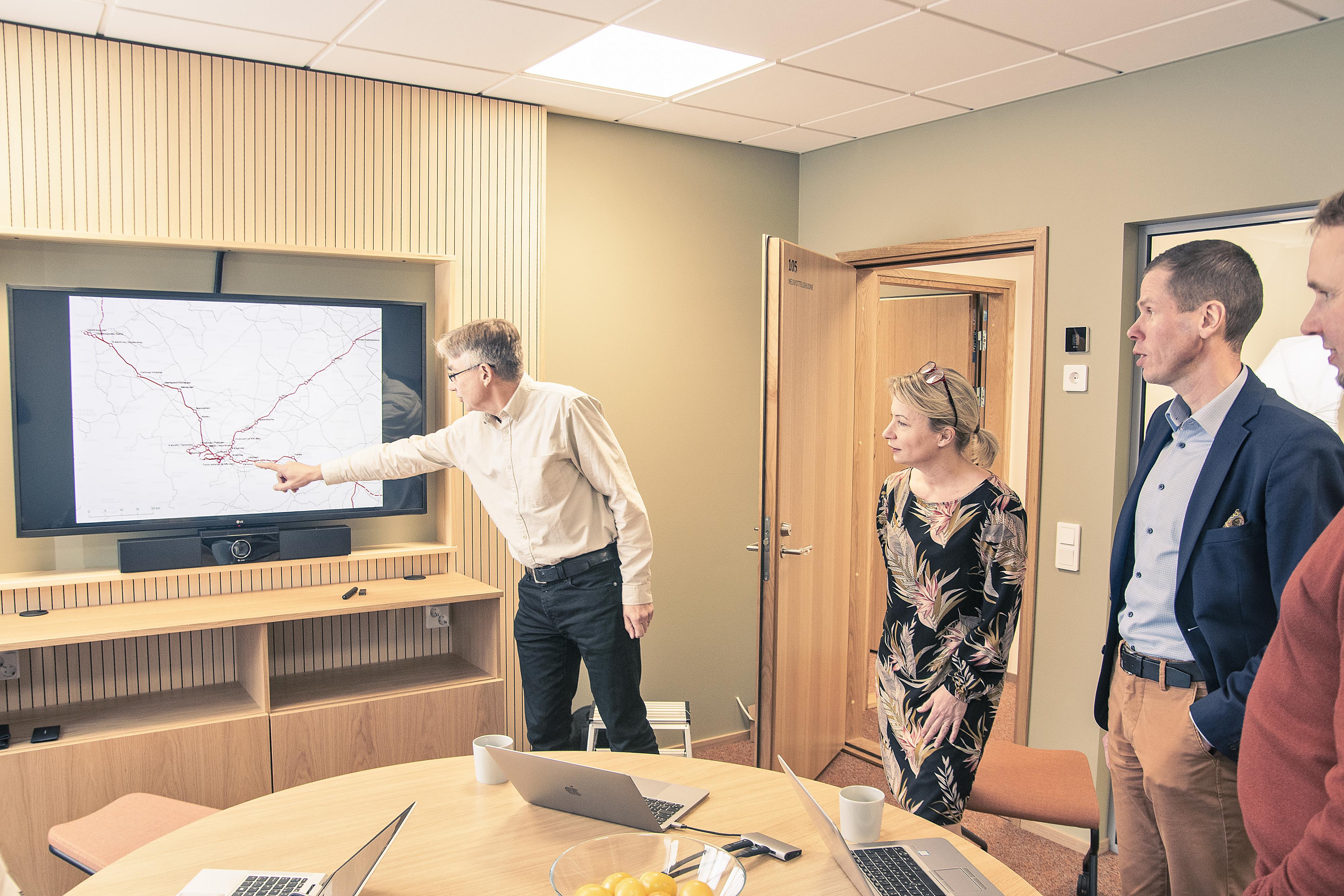 suunnittelujohtaja osoittaa näytöltä karttamerkintää