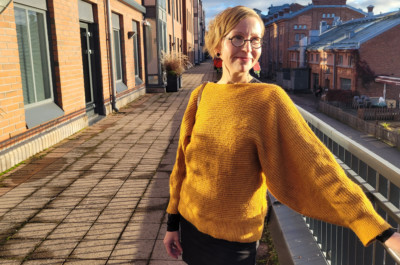 Seututaiteilija Hanna Dufva seisoo auringonpaisteessa Varsinais-Suomen liiton terassilla