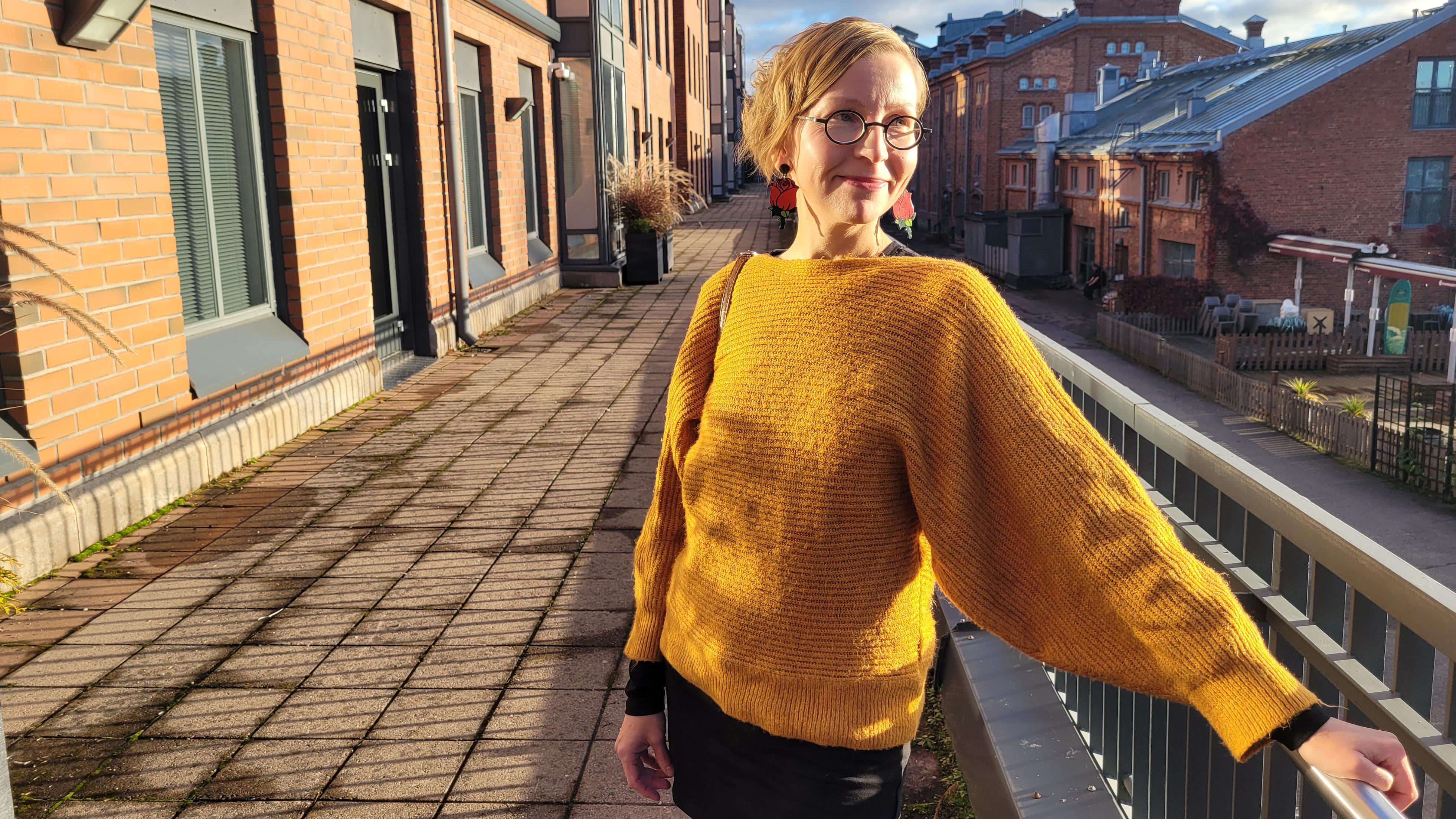 Seututaiteilija Hanna Dufva seisoo auringonpaisteessa Varsinais-Suomen liiton terassilla