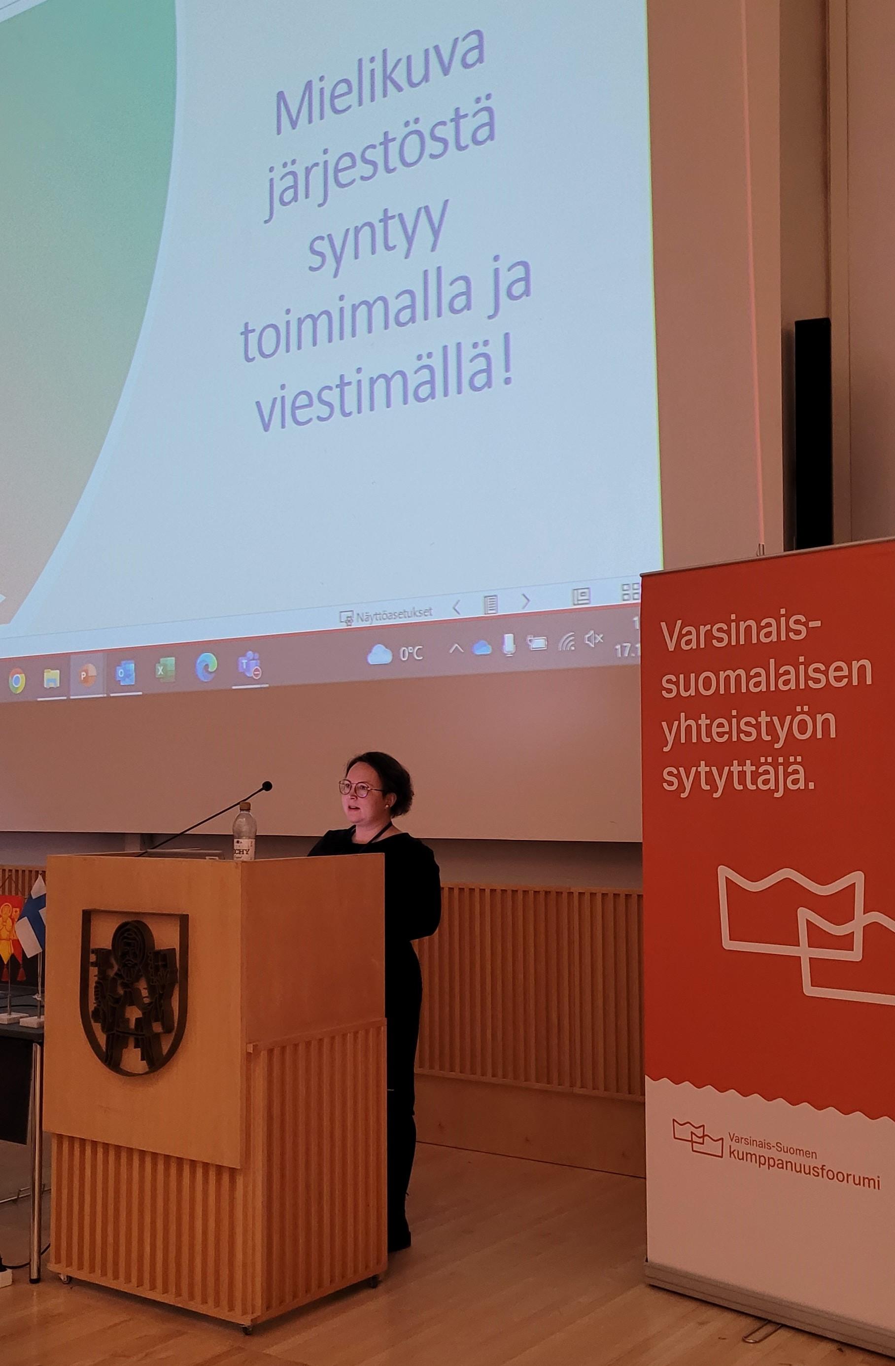 Janica Vilen kertoi Järjestöfoorumin osallistujille viestinnän tärkeydestä.