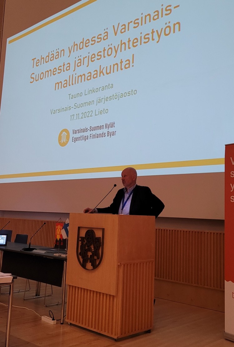 Tauno Linkoranta puhui Järjestöfoorumin osallistujille siitä, miten Varsinais-Suomesta tehdään järjestöyhteistyön mallimaakunta.
