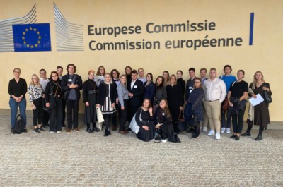 Iso joukko nuoria ryhmäkuvassa Euroopan komission rakennuksen edessä Brysselissä