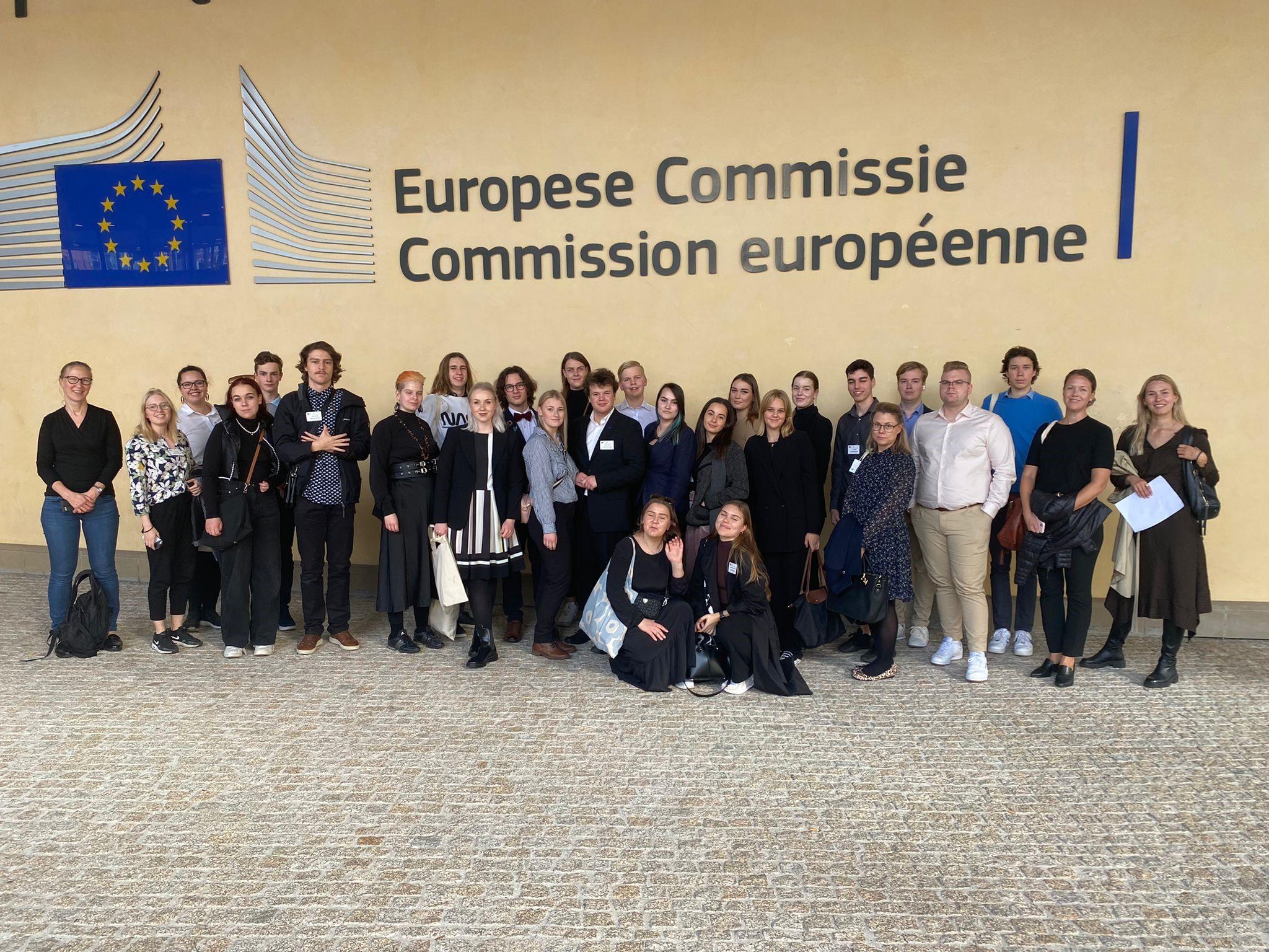 Iso joukko nuoria ryhmäkuvassa Euroopan komission rakennuksen edessä Brysselissä