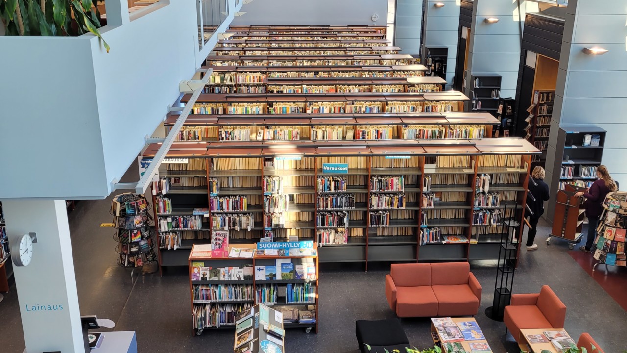 Kuva kirjaston kirjahyllyistä Raision kirjastossa