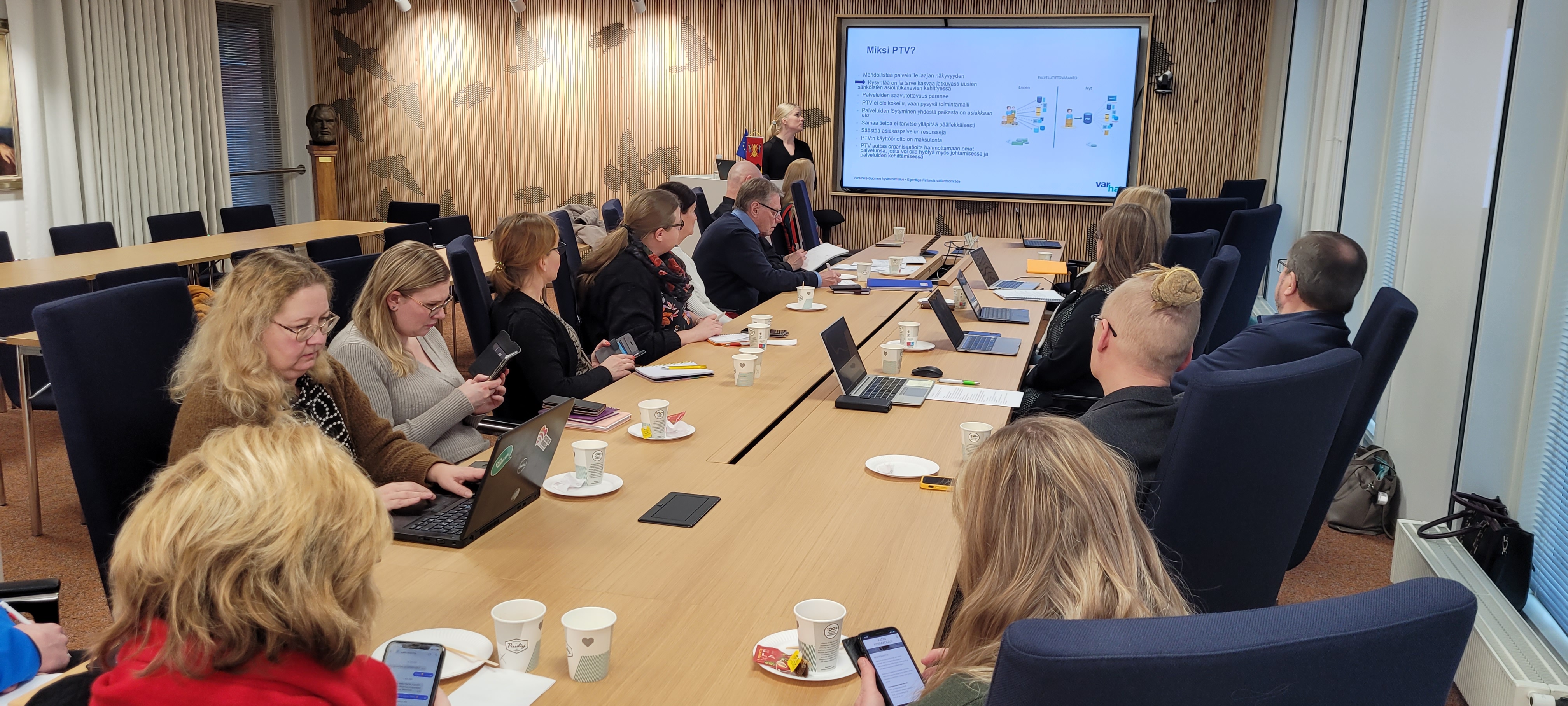 Järjestöjaoston jäsenet kuuntelevat esitystä palvelutietovarannosta kokouksessaan tammikuussa 2023.