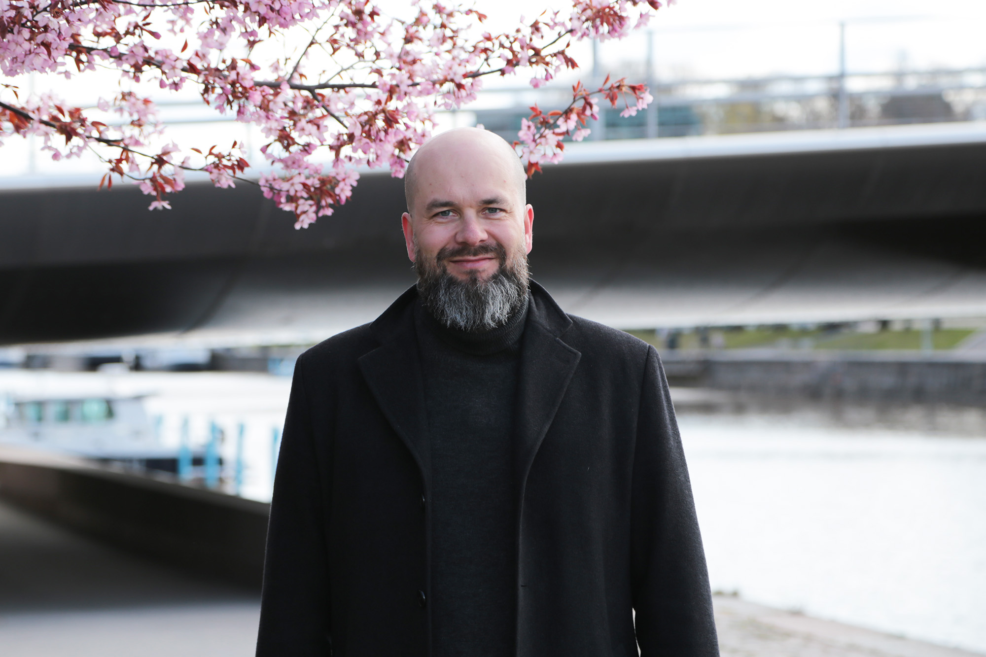 Aurora-mitalin saaja Jussi Fredriksson jokirannassa.