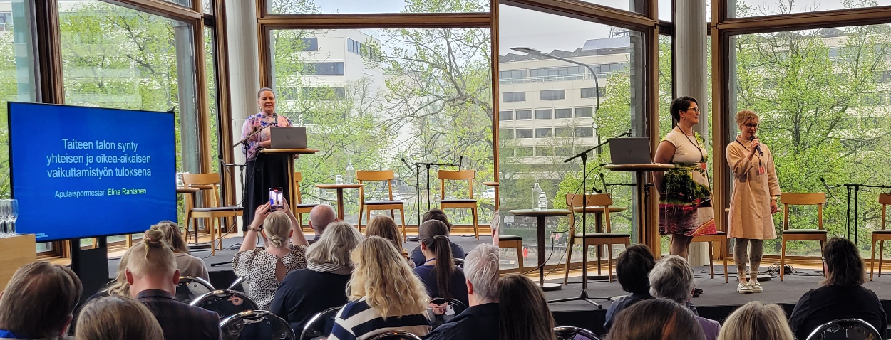 Vaikuttamisseminaarin esiintyjiä lavalla pitämässä esitystään.