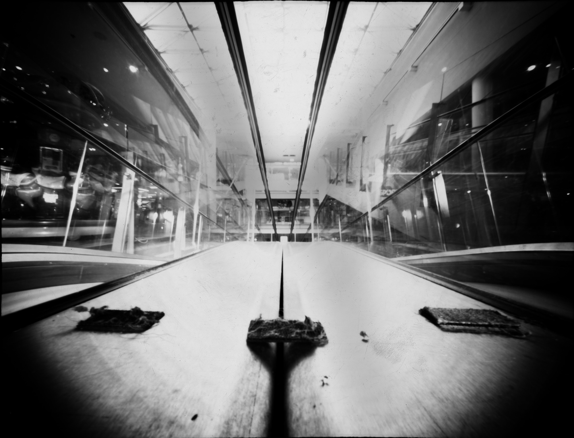 Camera Obscura -tekniikalla otettu kuva kauppakeskus Skanssin rullaportaista.