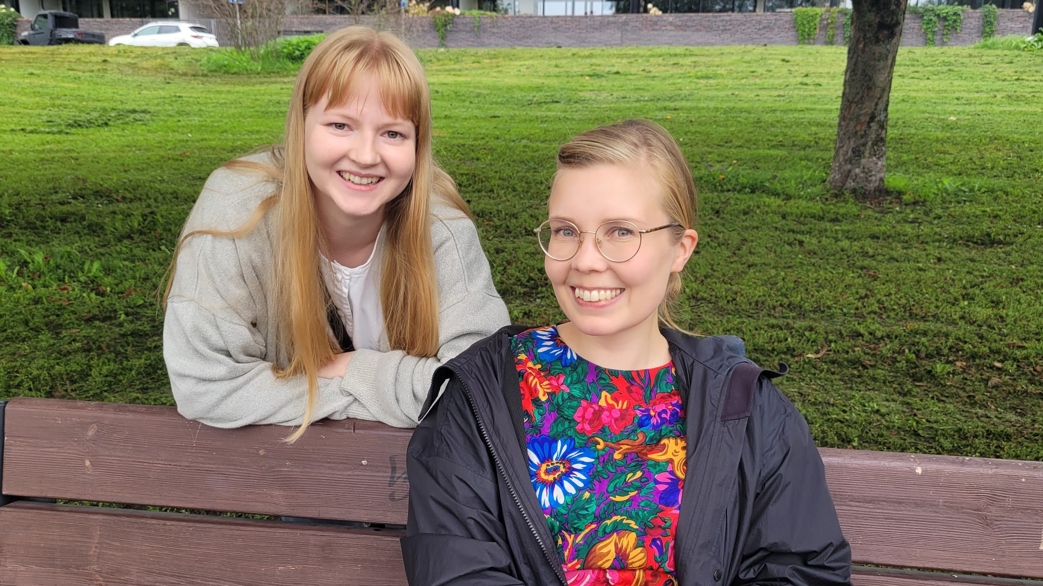 Seututaiteilijat Amanda Vuori ja Elina Laitinen puiston penkillä