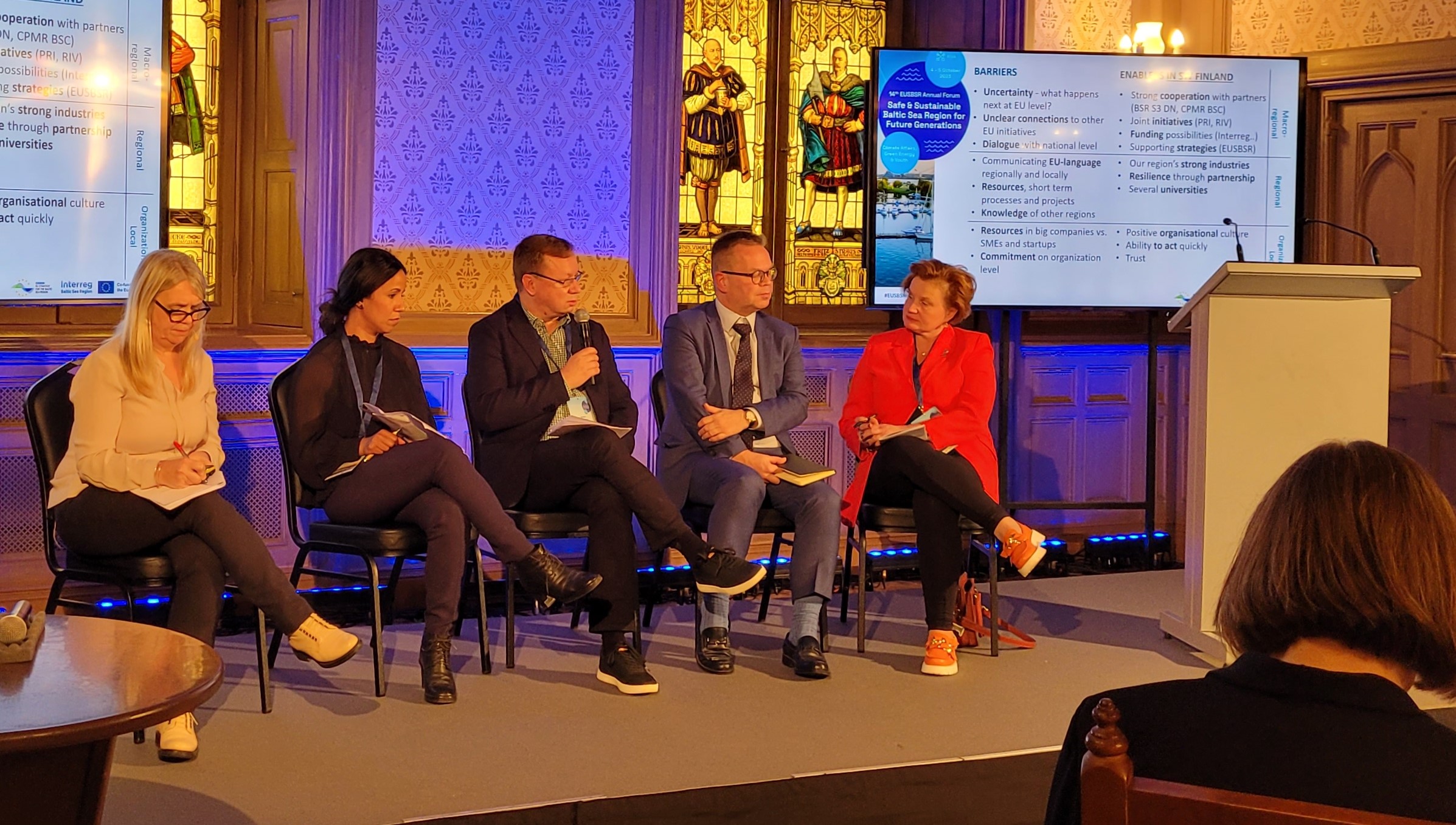 Paneelikeskustelun osallistujat Itämeri-strategian vuosikonferenssin työpajassa.