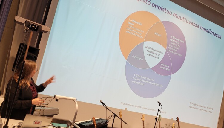 Katja Suominen kertoo, että järjestöjen toiminnan itsearviointi koostuu kolmesta osa-alueesta: toiminnan laadusta, sitoutumisesta toimintaan ja sopeutumisesta toimintaympäristön muutoksiin.