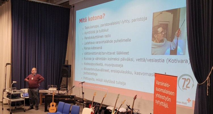 Tommi Virtanen SPR Varsinais-Suomen piiristä kertoi järjestöfoorumin osallistujille kotitalouksien varautumisesta häiriötilanteisiin.