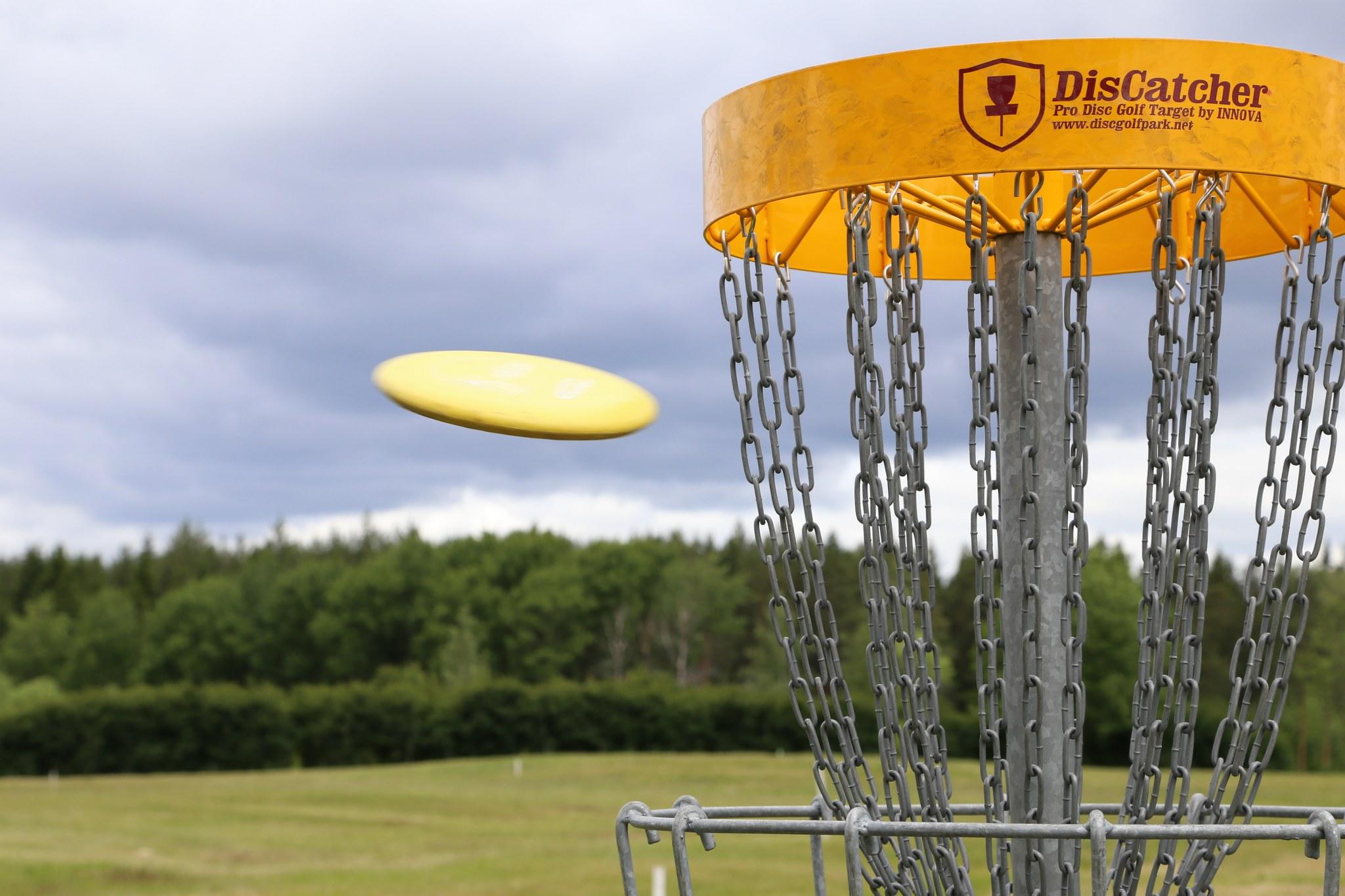 Frisbeegolf-kiekko osumassa maaliin.