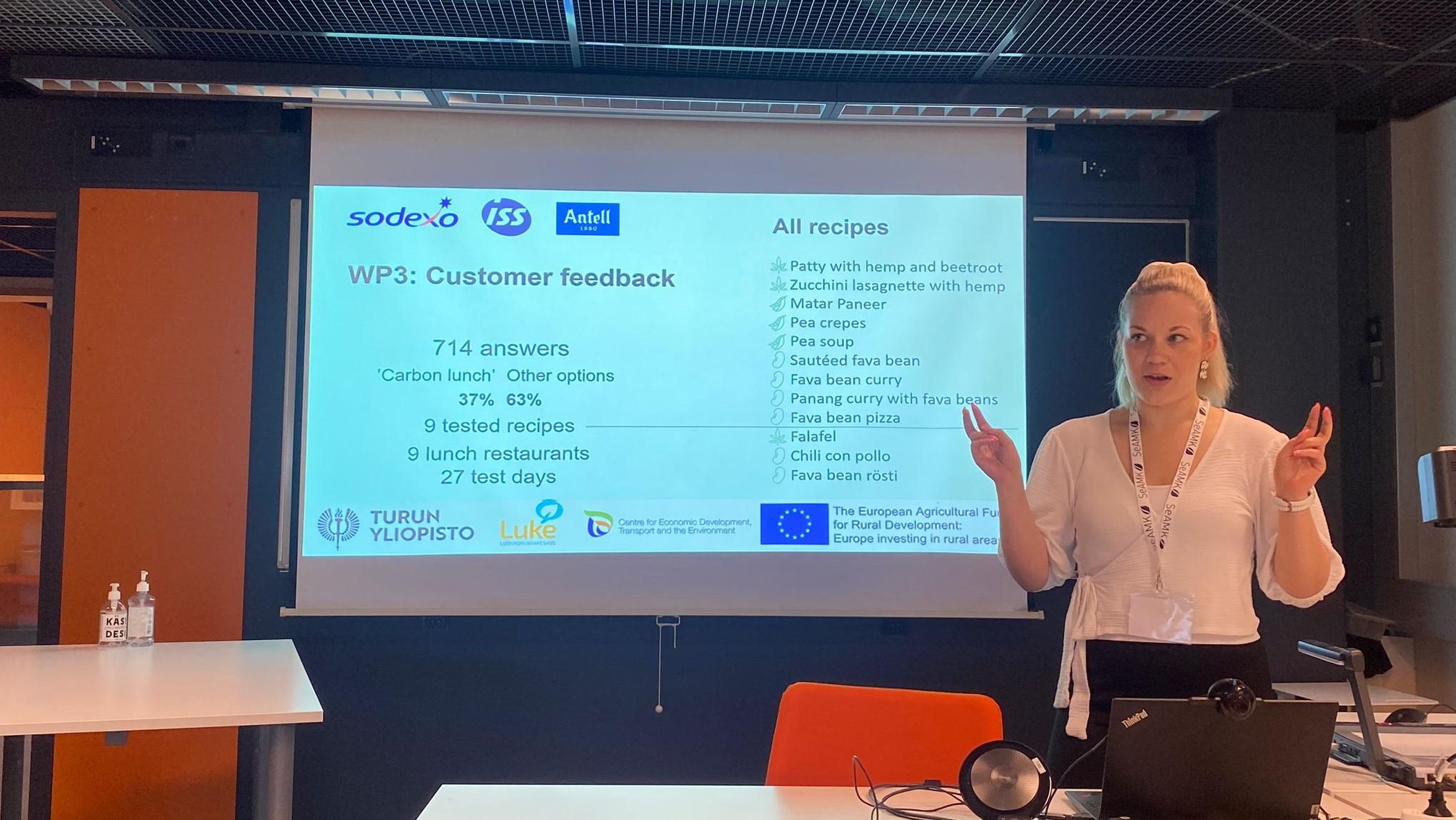 Ella Koivuniemi esittelee Turun yliopiston hanketoimintaa ERIAFF-konferenssin työryhmässä.