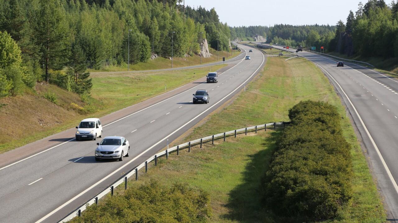 Yleisnäkymä autoja kesäisellä moottoritiellä