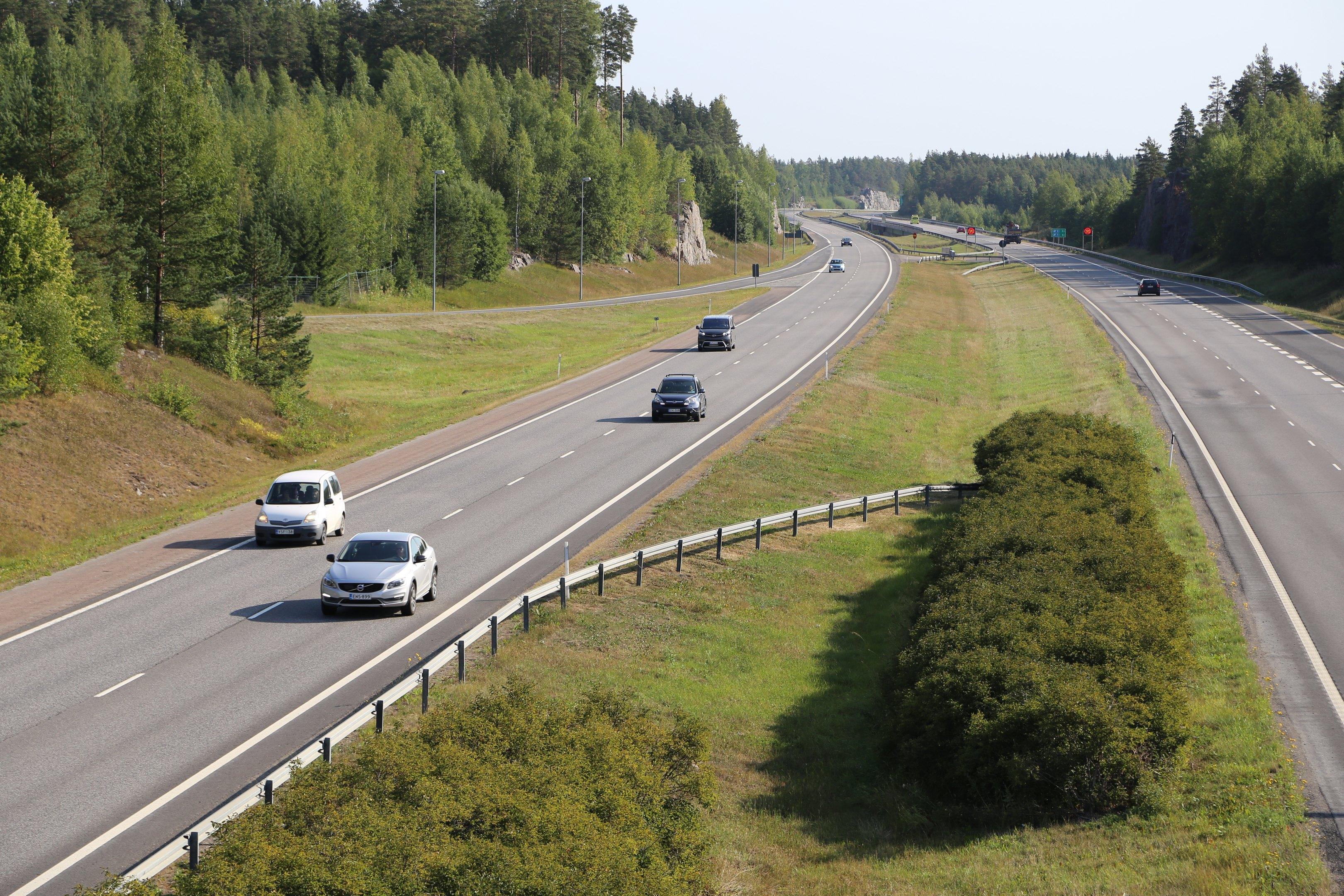 Yleisnäkymä autoja kesäisellä moottoritiellä