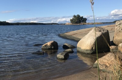 Merenrantaa aurinoisena poutapäivänä