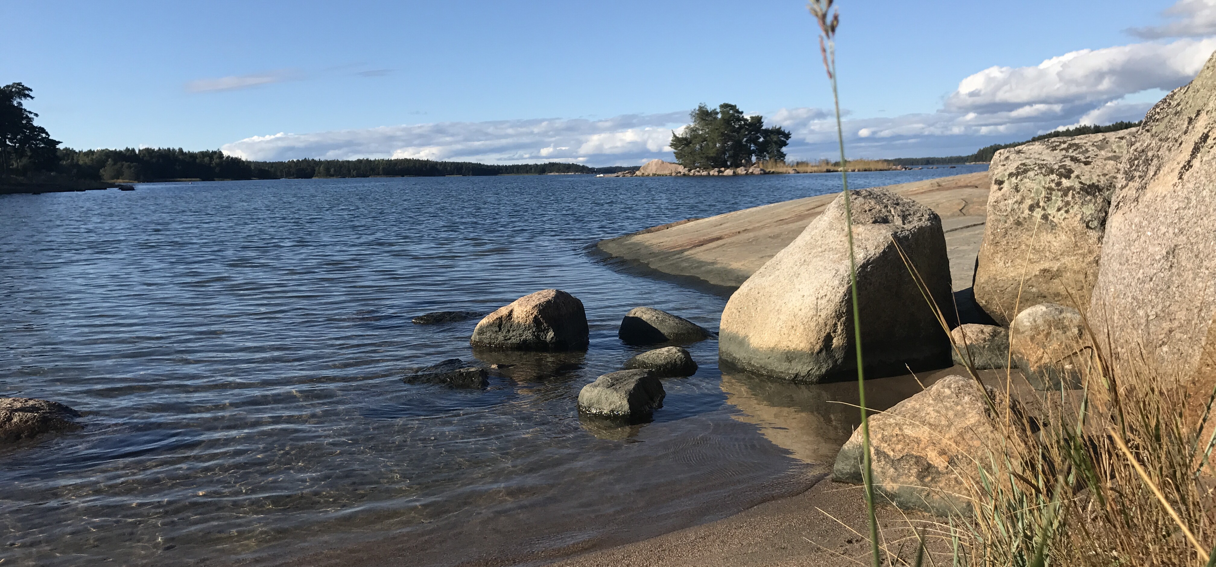 Merenrantaa aurinoisena poutapäivänä