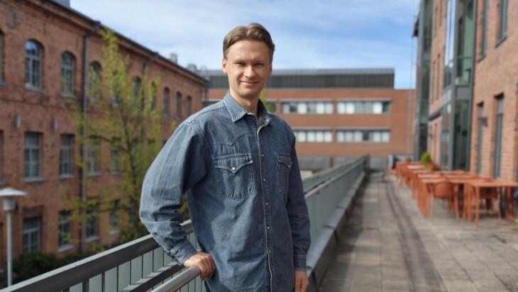 Miika Tiainen nojaa Varsinais-Suomen liiton terassin kaiteeseen