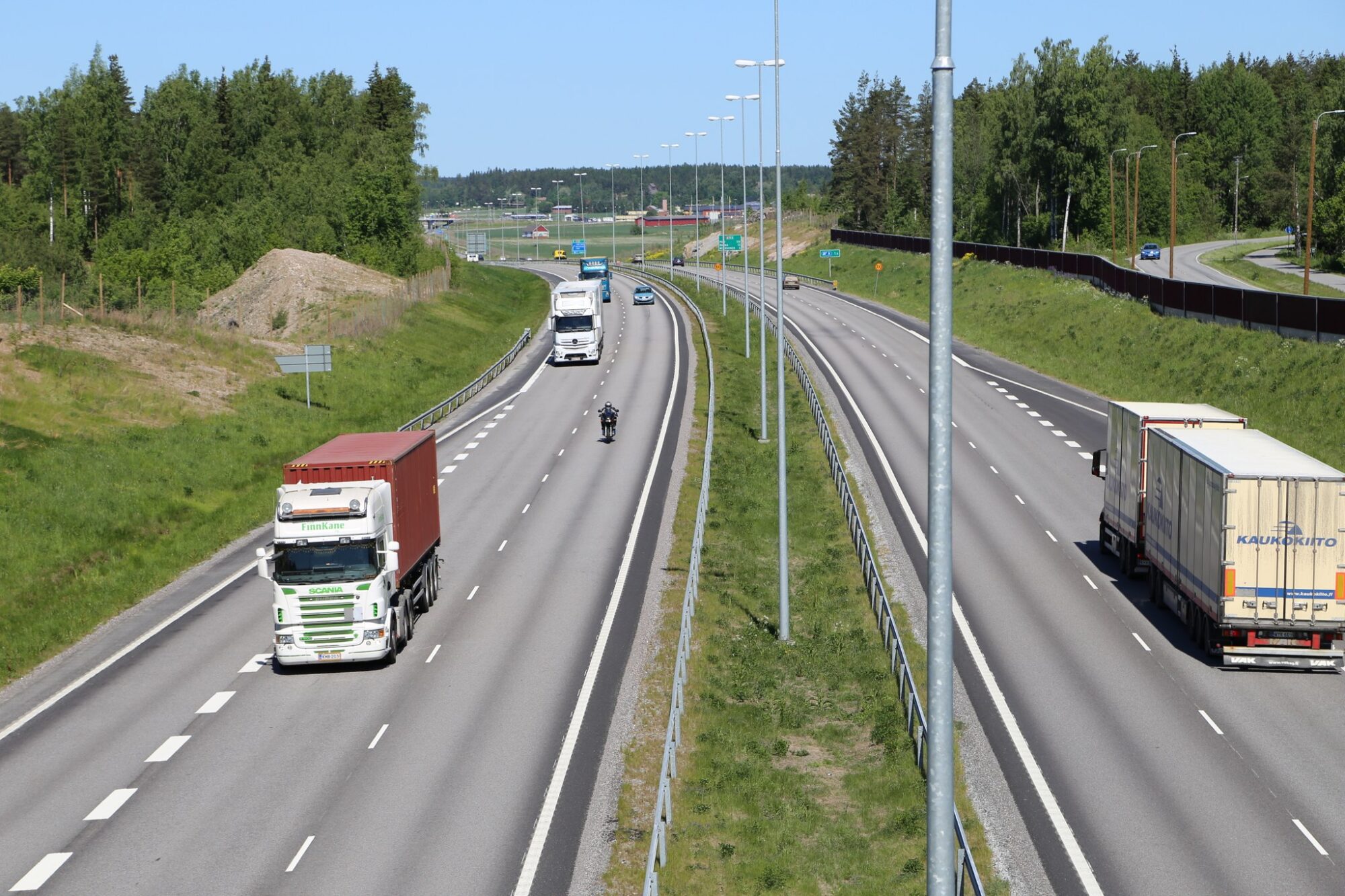 Rekkoja ja muita autoja ajaa moottoritiellä.